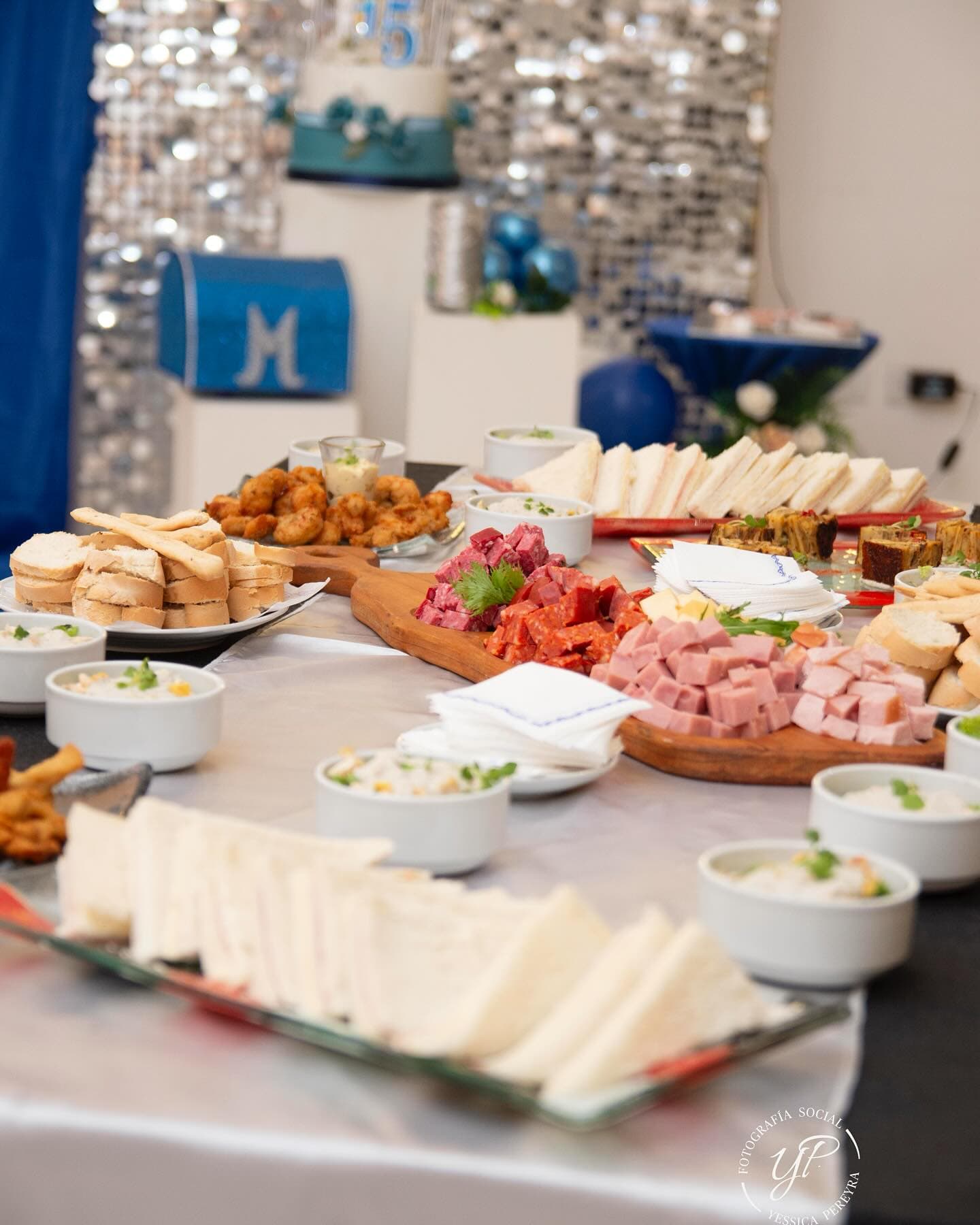 Mesa dulce con tortas y logo Alcazar