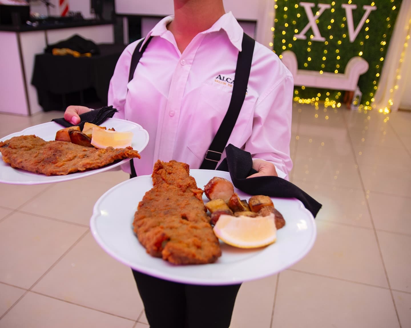 Mozo sirviendo plato principal