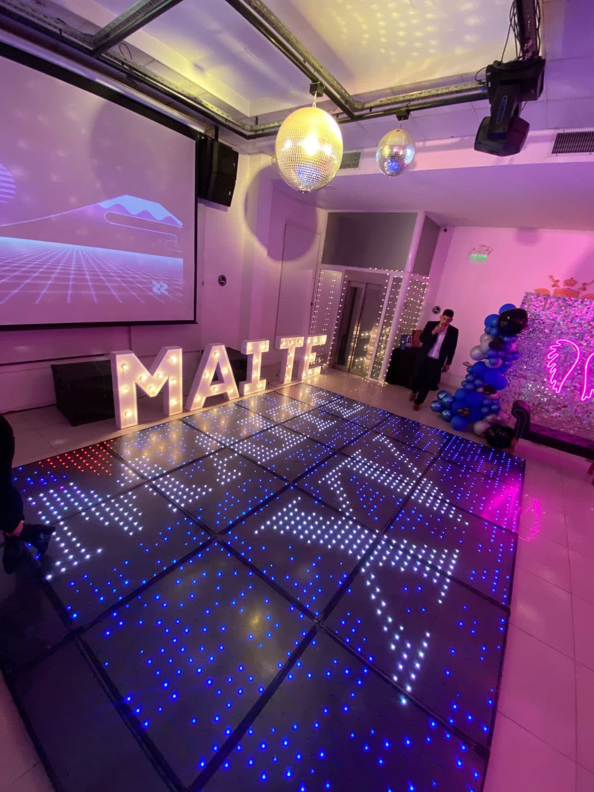 Pista de baile LED con letras luminosas
