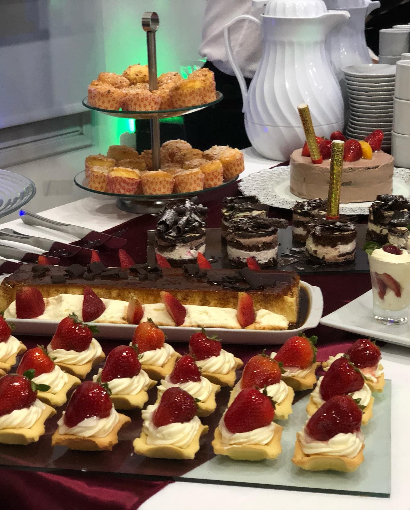 Tartitas con frutillas y muffins