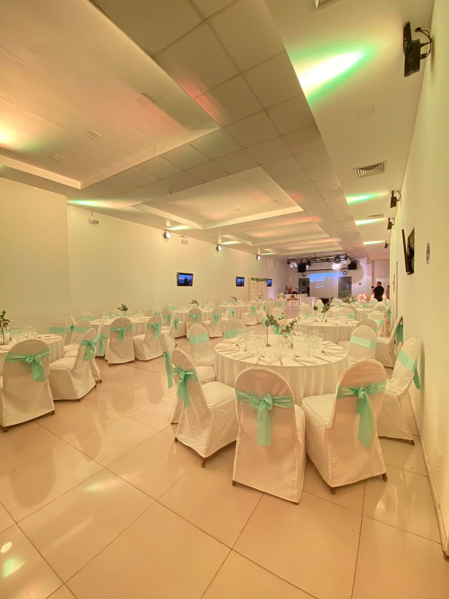 Buffet completo con logo Alcazar