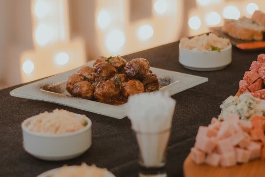 Mesa de recepción con letras luminosas