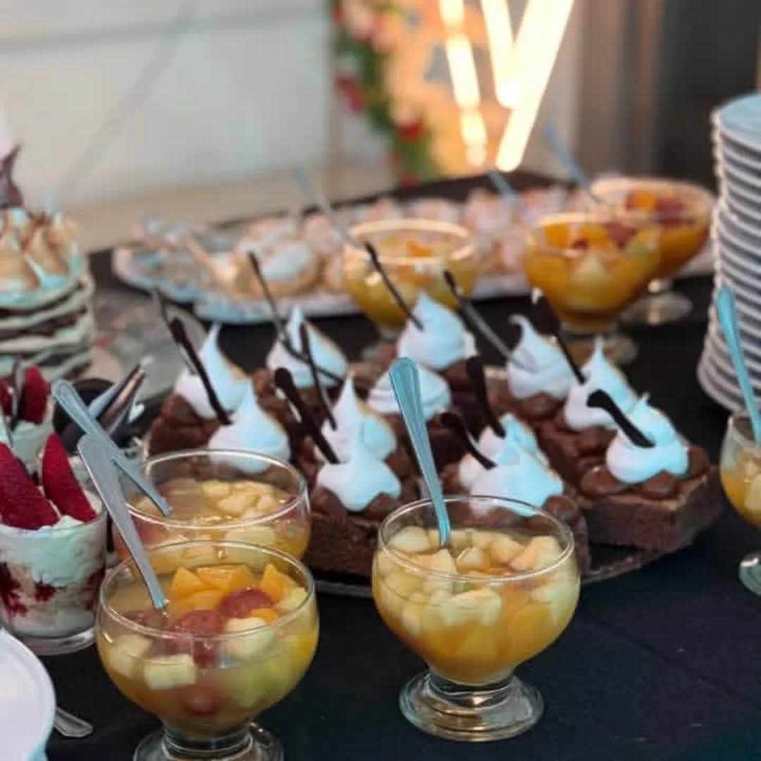 Salón iluminado en turquesa