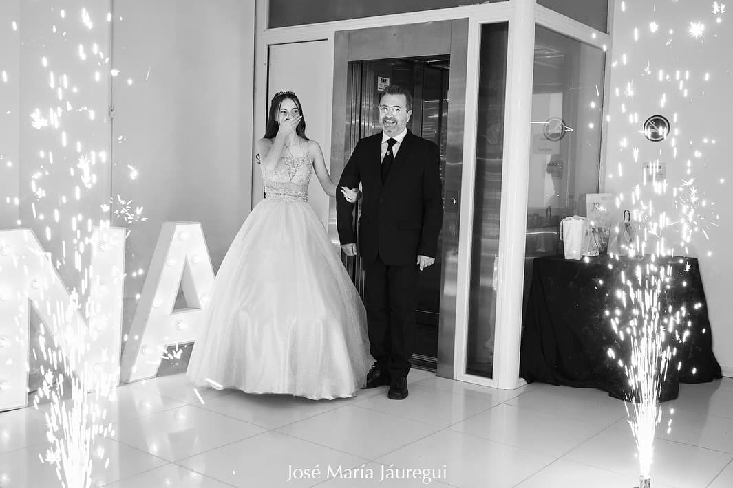 Entrada de quinceañera en blanco y negro
