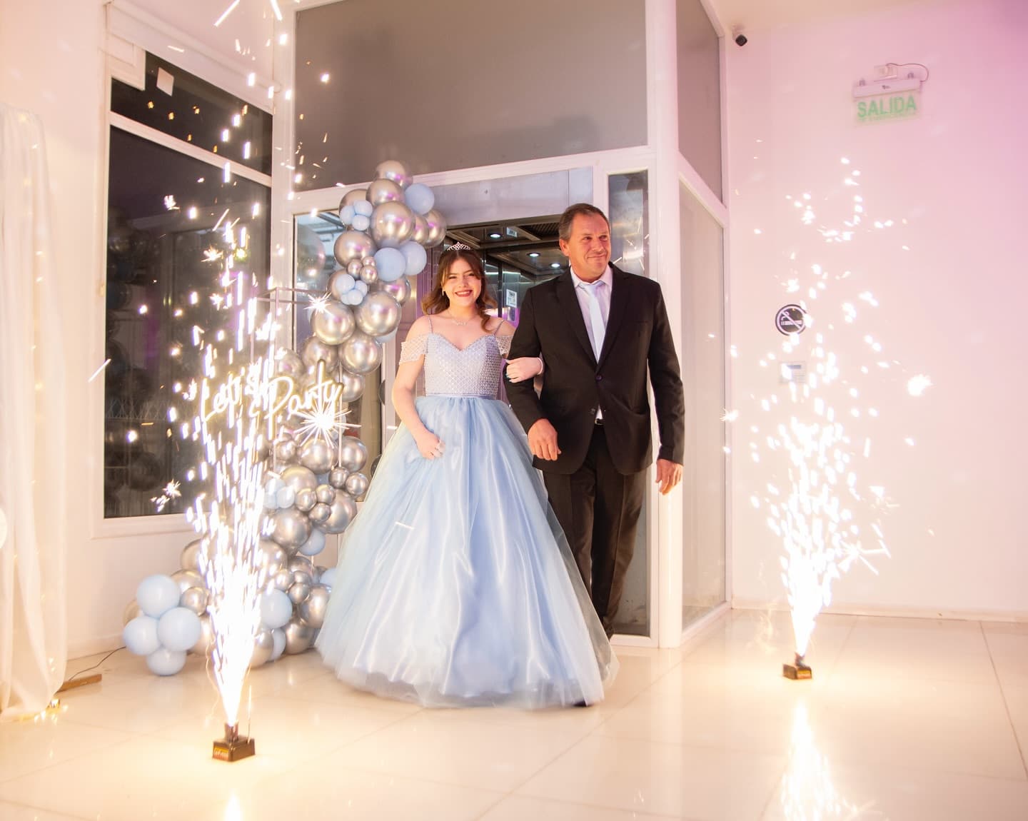 Entrada de quinceañera con bengalas